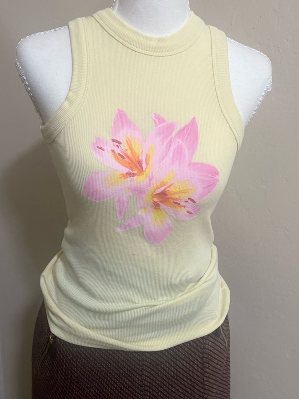 Sleeveless Ribbed Tank Top with Pink Floral Print - Cream